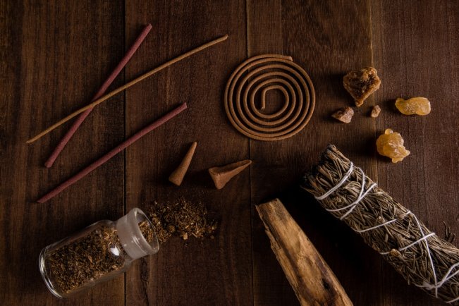 bruler-de-l-encens-dans-une-maison