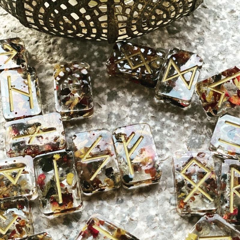 25-runes-resine-oracle-divinatoire